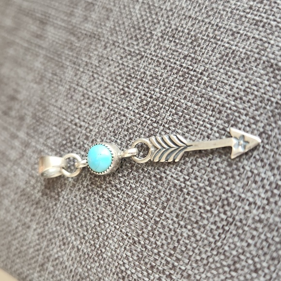 Adorable NWOT Native American Navajo Turquoise & Sterling Arrow Pendant 🩵🏹🎁 - Picture 2 of 13